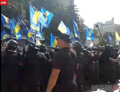 Возле Верховной Рады произошли столкновения между митингующими и правоохранителями