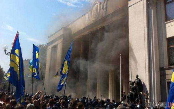 Дымовые шашки и взрыв гранаты: митингующие штурмуют ВР. Фото. Видео