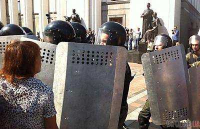 К зданию Верховной Рады подошла толпа митингующих