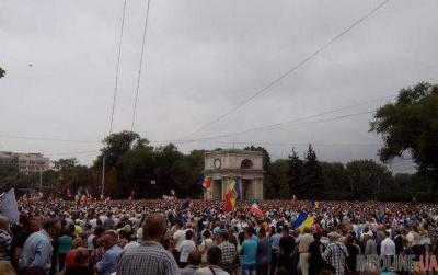 В Кишиневе проходит самая масштабная акция протеста против власти за последние 20 лет. Видео