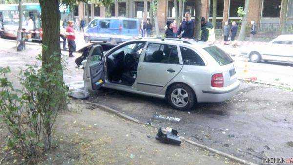 Во Львове автомобиль протаранил дерево. Фото с места происшествия