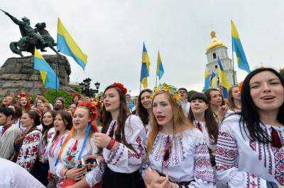 В Киеве устроили мегамарш в вышиванках