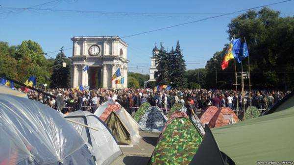 В Кишиневе у стен парламента разгораются страсти. Фото.Видео