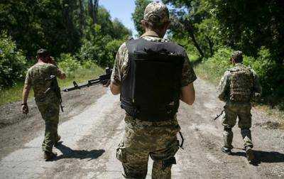 Под Марьянкой двое военных подорвались на растяжке