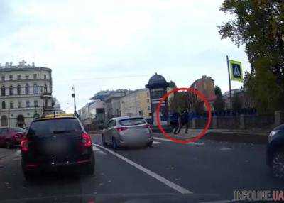 В российском Петербурге агрессивный водитель сбросил пешехода в один из городских каналов. Видео