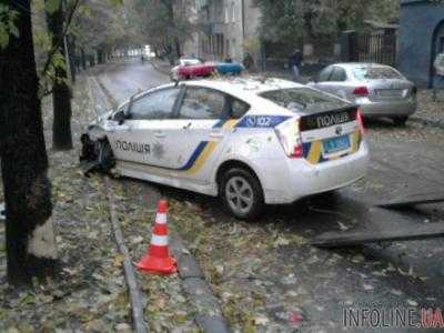 Во Львове машина патрульной полиции протаранила дерево