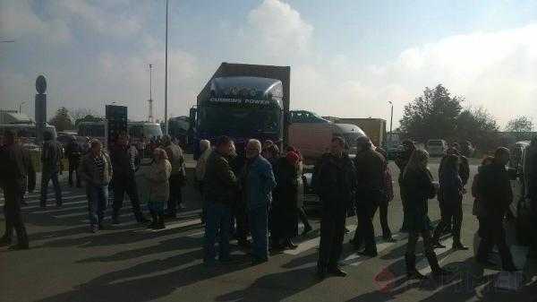 Конфликт на трассе Одесса-Ильичевск: активисты перекрыли дорогу, водители прорвались со стрельбой