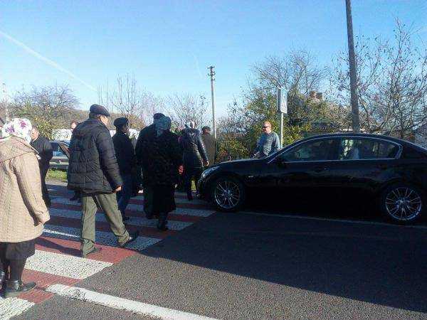 В Ровнах протестуют против перехода Свято-Успенского храма к епархии Киевского патриархата