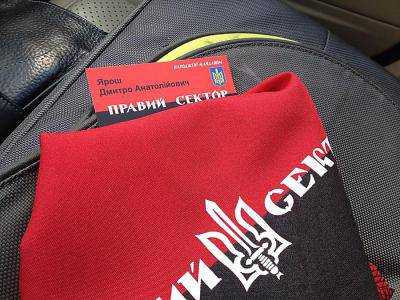 Суд России оштрафовал журналиста за фото визитки Д.Яроша