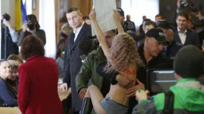 Активистка FEMEN во время голосования мэра Киева устроила акцию протеста