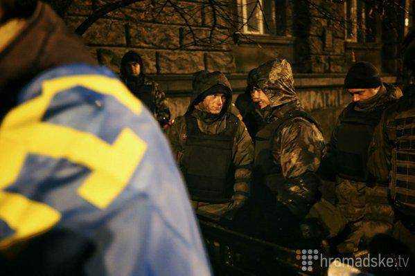 Под Администрацией Президента Украины собрались крымские татары