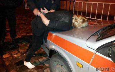 Во Львове три пьяные женщины подрались с полицией. Видео 18+