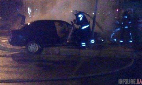 В Харькове сгорел автомобиль после столкновения со светофором. Фото