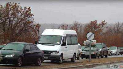 Донбасс. На линии разграничения около тысячи автомобилей ожидают в очередях на пунктах пропуска. Видео