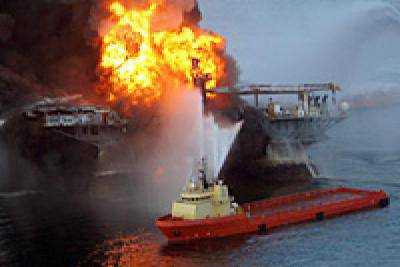 В Каспийском море после пожара на платформе обнаружено еще шесть тел нефтяников