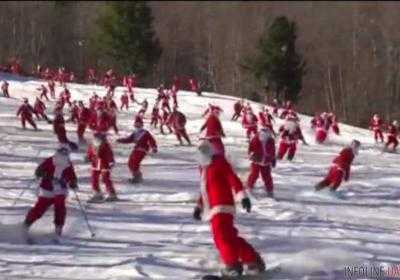 США. Санта-Клаусы устроили заезд на лыжах. Видео
