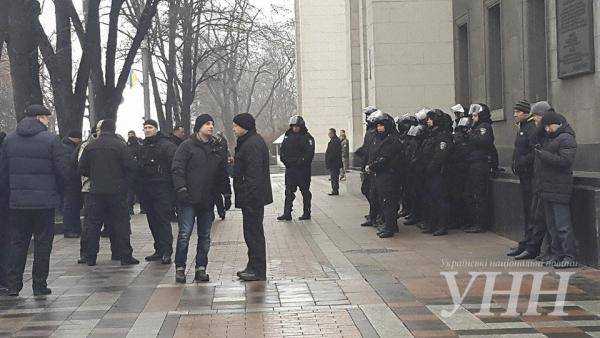 Киев. Возле здания ВР активисты требуют отставки правительства