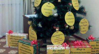 В Минске представили рождественскую елку украшенную пожеланиями мира на Донбассе