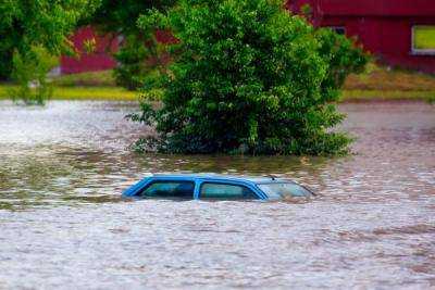 В результате наводнения в английском Тадкастере обрушился старинный мост