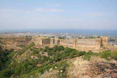 В Дагестане обстреляли туристов в старинной крепости Дербента: есть жертвы