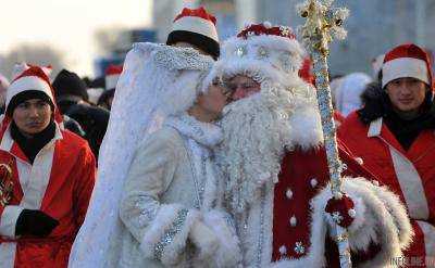 Кто раньше встречает новый год. Молдавский дед Мороз. Новый год в Киритимати,. Дед Мороз нетрадиционной ориентации.