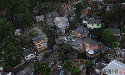 Бразилия. В городе Вила-Велья кусок скалы упал на жилые дома
