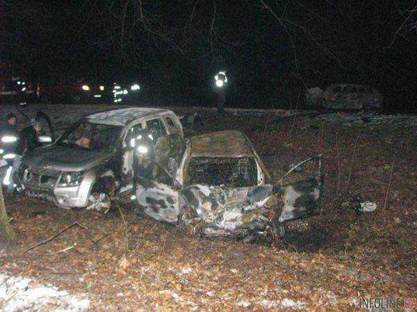 На Ровенщине в аварии полностью сгорели два автомобиля. Фото с места происшествия