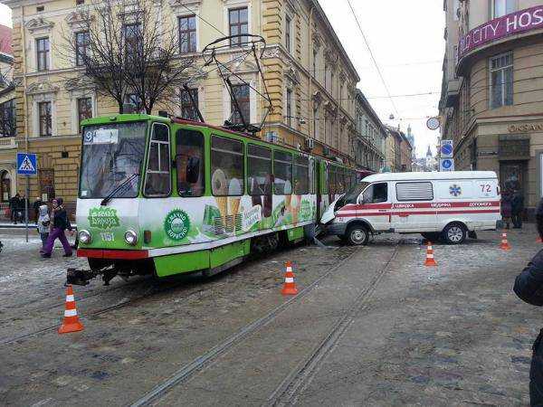 В центре Львова автомобиль скорой помощи столкнулся с трамваем