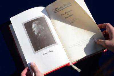 В Германии новую версию "Mein Kampf" раскупили еще до старта продаж