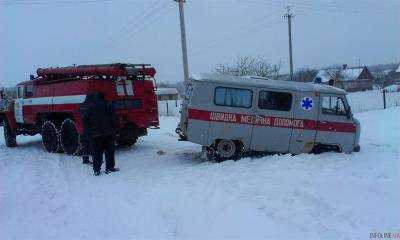 В Днепропетровской области автобус с пассажирами попал в снежный занос