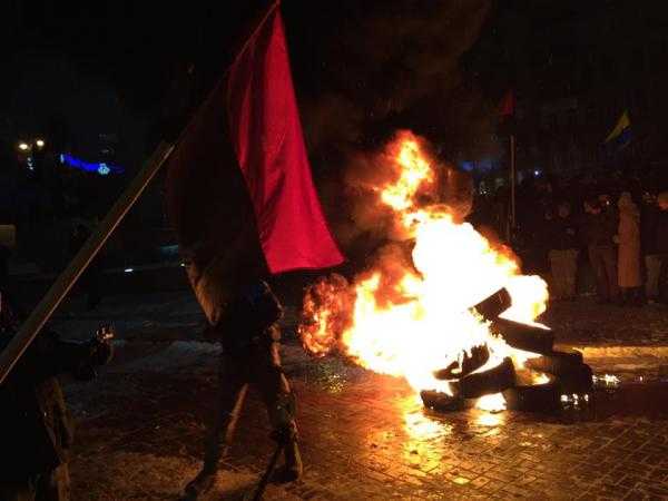 Киев: на Грушевского активисты "Правого сектора" и Автомайдана символически зажгли шины. Фото