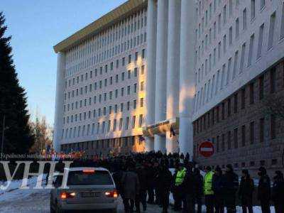 В Молдове под зданием парламента митингуют более пяти тысяч человек