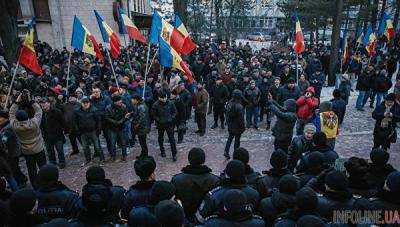 В Кишиневе тысячи митингующие двинулись к Конституционному суду
