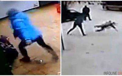 Сеть шокировало видео, на котором россиянка жестоко избивает ногами по голове сына