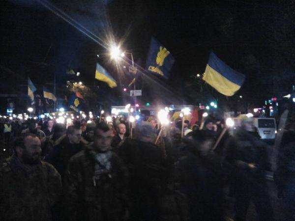 В Киеве на улице Банковой участники факельного шествия хотели зажечь шины
