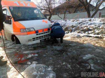 В Луганской области "скорая помощь" Нацгвардии застряла на зимней дороге. Фото