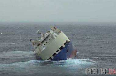 Неуправляемое грузовое судно "Модерн Экспресс" движется к берегам Франции. Видео