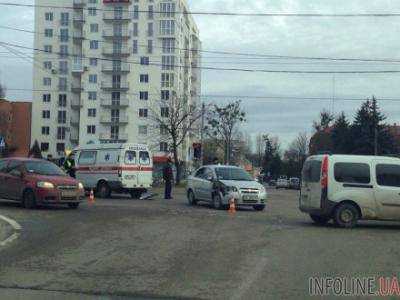 Во Львове машина "скорой помощи" столкнулась с легковушкой