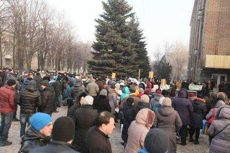 В Ясиноватой люди вышли на митинг против нового "мэра" П.Губарева