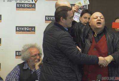 Барецкий снова "отжег", забросав Венедиктова фальшивыми баксами. Видео