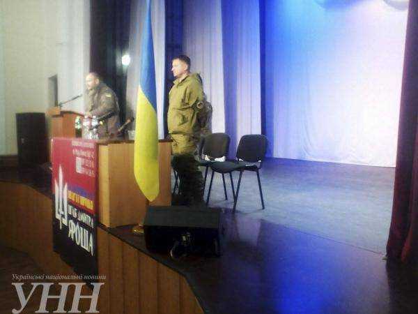 Экс-лидер "Правого сектора" Д.Ярош в Мариуполе встречается с собратьями