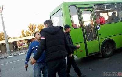 Маршрутчик VS бизнесмен: в Харькове водитель маршрутного такси с ножом набросился на "героя парковки". Видео 18+