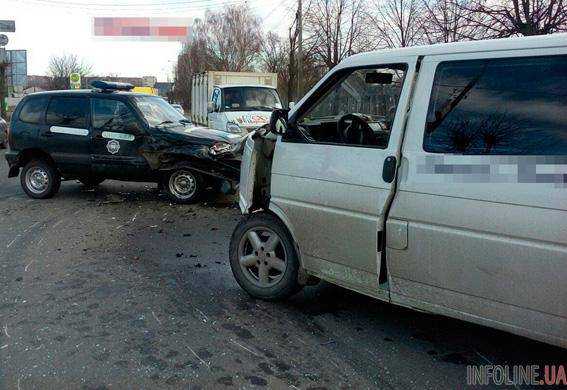 В Житомирской области водитель микроавтобуса протаранил авто полиции: двое полицейских травмированы