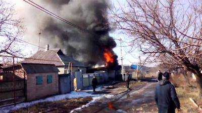 В Мариуполе возле одной из церквей жители разрушенного поселка Широкино устроили митинг