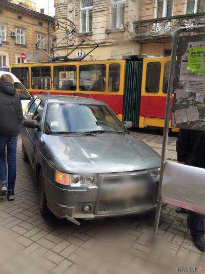 Во Львове водитель легковушки выехал на остановку общественного транспорта