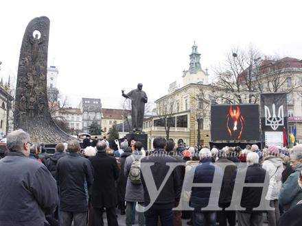 Во Львове церковным перезвоном почтили память Героев Небесной Сотни. Фото