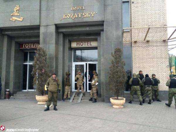 Около 50 человек в камуфляжах заняли актовый зал отеля "Казацкий" на Майдане Незалежности. Фото