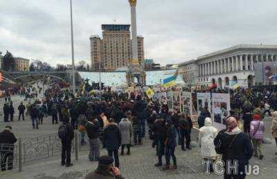 Активисты на Майдане просят принести им буржуйку и матрасы