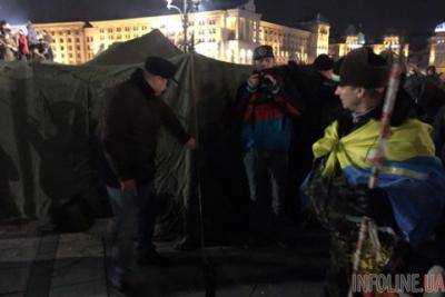 Активисты начали устанавливать палатки на Майдане Незалежности