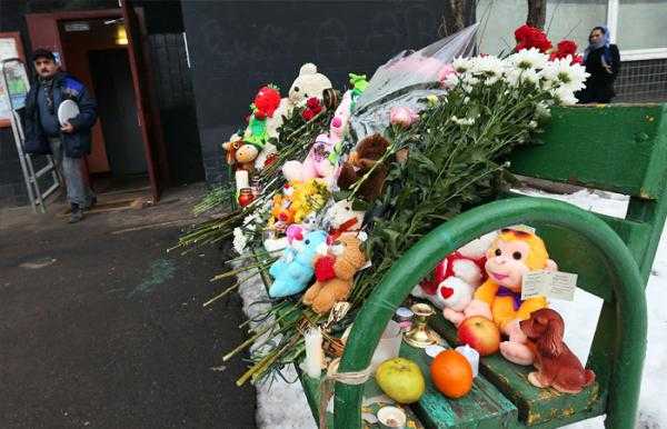 В Москве возле метро провели акцию памяти погибшей девочки. Фото